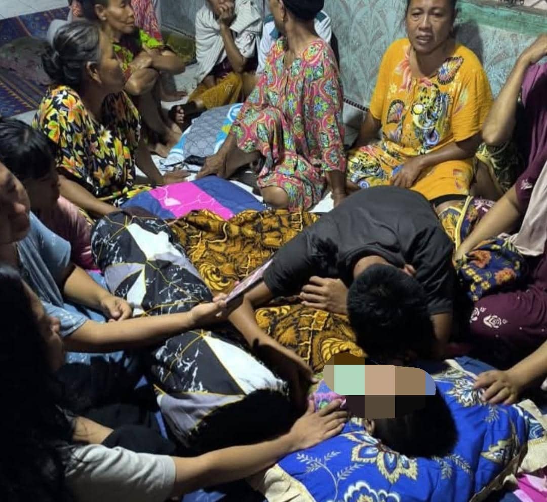 Jasad Azam, korban tenggelam saat dibawa ke rumah duka.