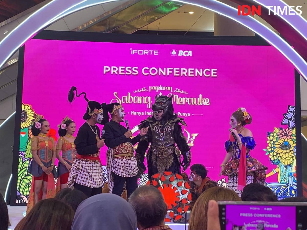 Para penampil dengan kostum tradisional dan riasan artistik tampil di atas panggung saat konferensi pers Pagelaran Sabang Merauke 2026 di Grand Indonesia.