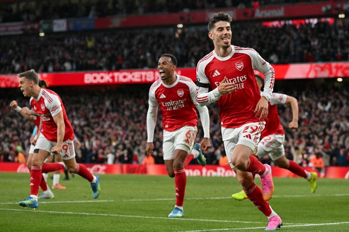 Arsenal Juara, Ruang Ganti Pecah dan Direktur Crowd Surfing