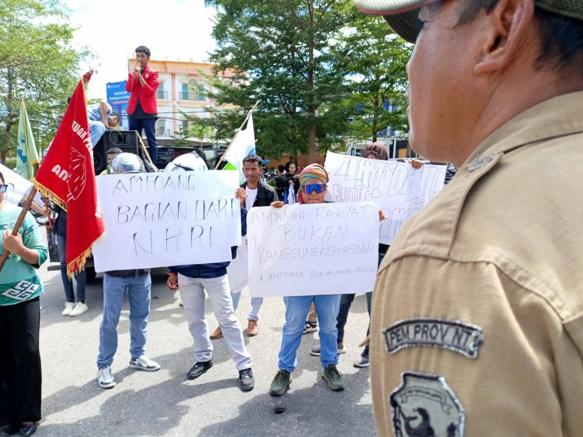 Sejumlah mahasiswa asal Amfoang, Kupang, NTT, melakukan unjuk rasa di depan Kantor Gubernur NTT sambil membawa poster dan spanduk tuntutan.