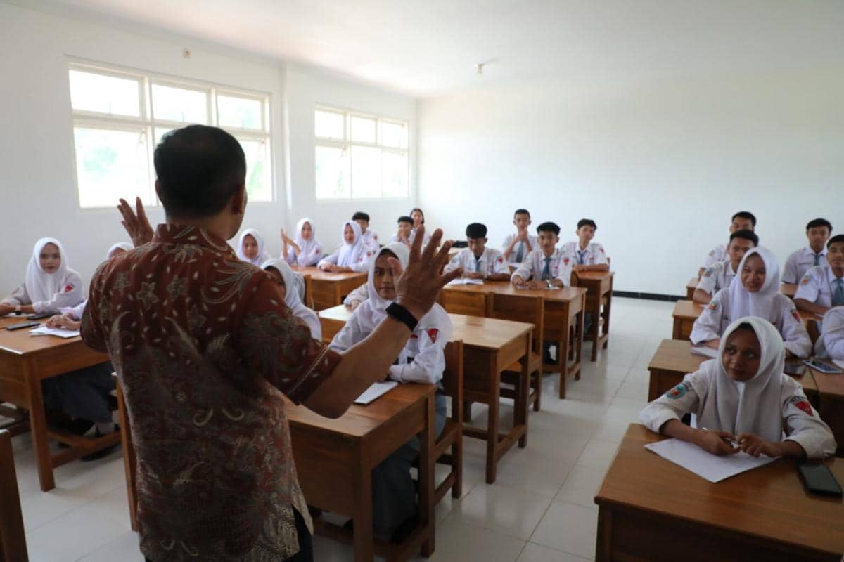 Gubernur Jateng ahmad Luthfi berada di antara siswa SMAN 1 Kemalang, Klaten. (dok Humas Pemprov Jateng)