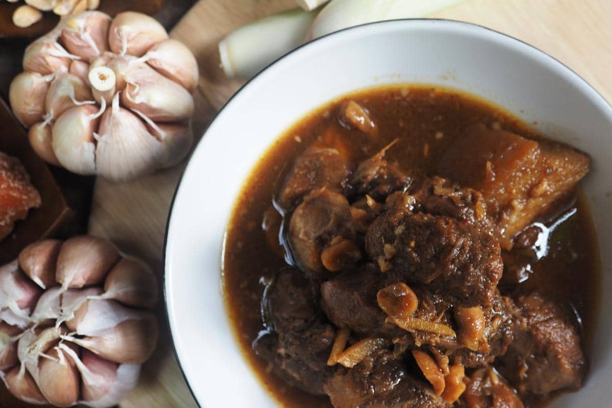 ilustrasi daging kambing kecap pedas