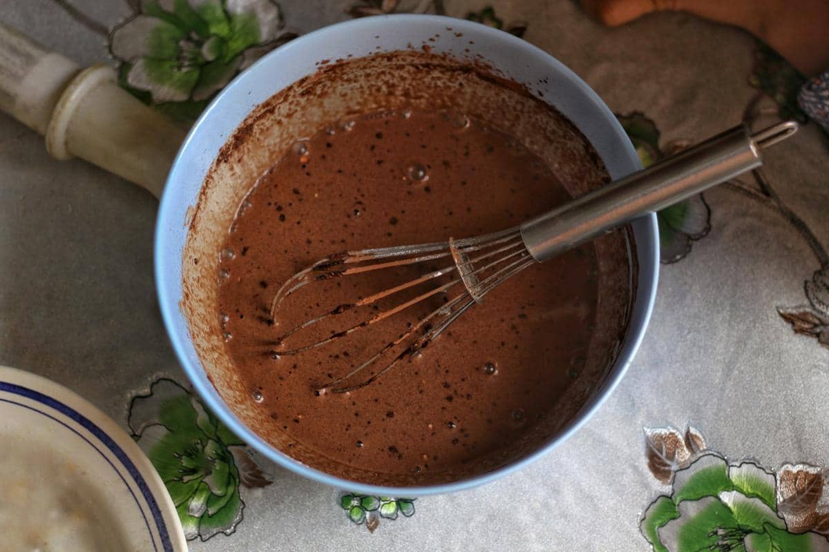 ilustrasi adonan cokelat yang diaduk dengan whisk