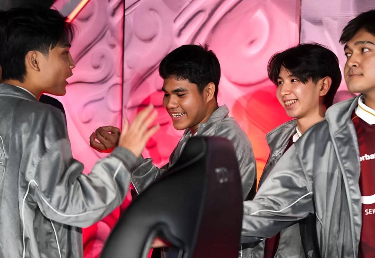 Selebrasi skuad Alter Ego seusai mengamankan kemenangan dari EVOS Esports pada pekan kedua MPL ID Season 17.