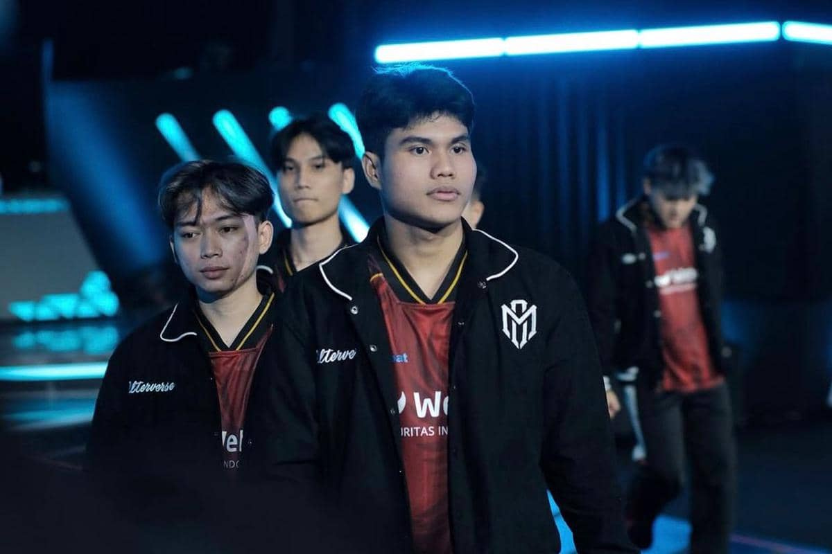 Pemain Alter Ego berjalan memasuki panggung pertandingan MPL Indonesia Season 17.