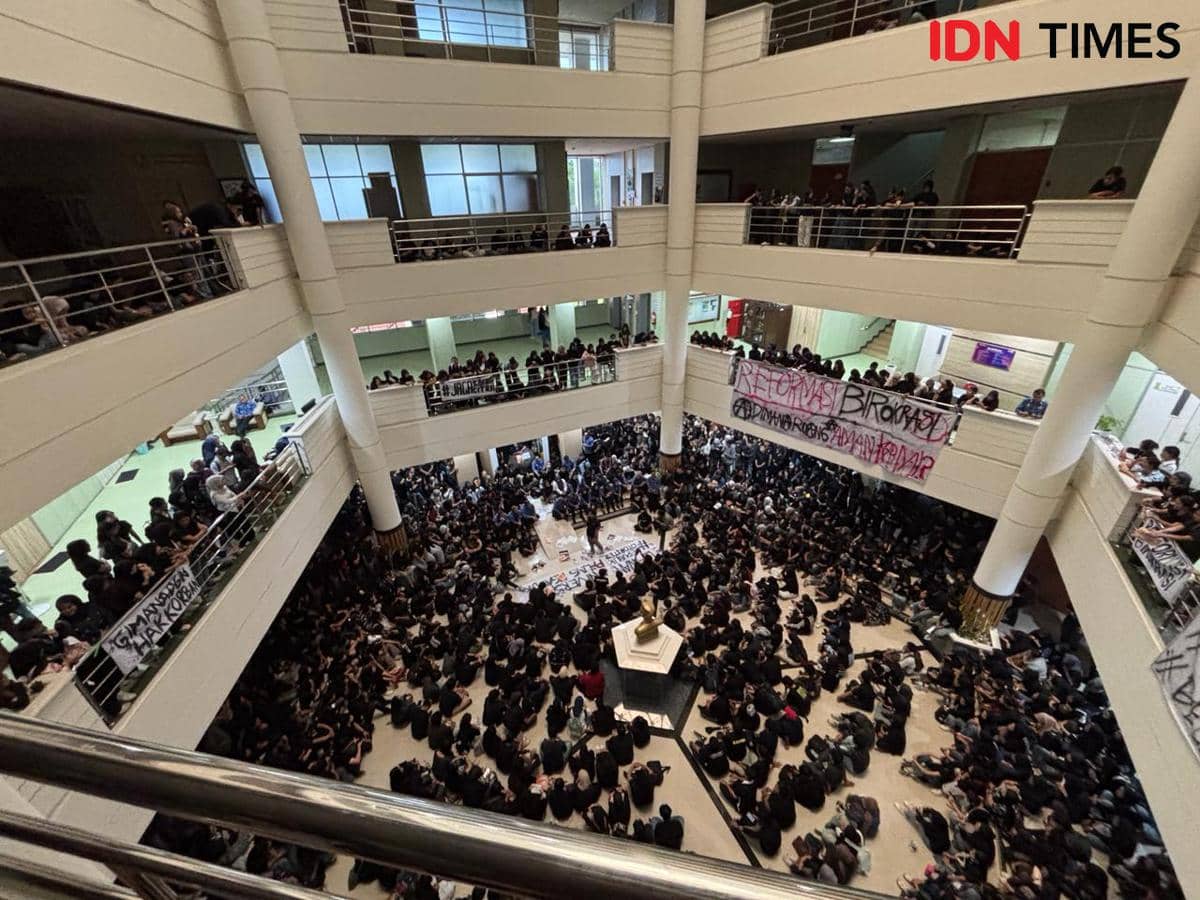 Ratusan mahasiswa UPN “Veteran” Yogyakarta menggeruduk Rektorat UPN ‘Veteran’ Yogyakarta, Rabu (20/5/2026). (IDN Times/Herlambang Jati Kusumo)