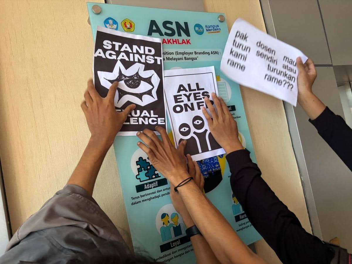 Ratusan mahasiswa UPN “Veteran” Yogyakarta menggeruduk Rektorat UPN ‘Veteran’ Yogyakarta, Rabu (20/5/2026). (IDN Times/Herlambang Jati Kusumo)
