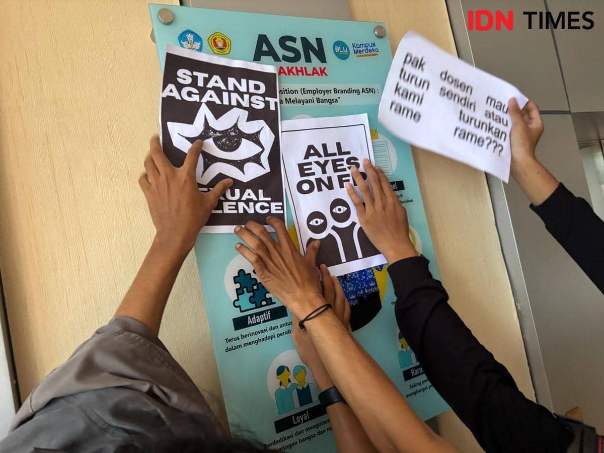 Ratusan mahasiswa UPN “Veteran” Yogyakarta menggelar demo menuntut tindak tegas pelaku kekerasan seksual di lingkungan kampus, Rabu (20/5/2026). (IDN Times/Herlambang Jati Kusumo)