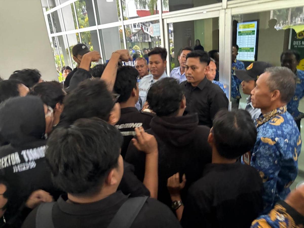 Ratusan mahasiswa UPN “Veteran” Yogyakarta menggeruduk Rektorat UPN ‘Veteran’ Yogyakarta, Rabu (20/5/2026). (IDN Times/Herlambang Jati Kusumo)