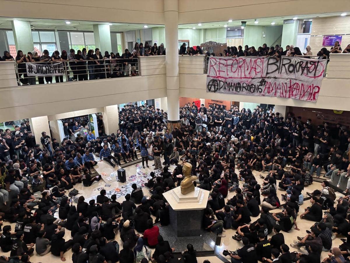 Ratusan mahasiswa UPN “Veteran” Yogyakarta menggeruduk Rektorat UPN ‘Veteran’ Yogyakarta, Rabu (20/5/2026). (IDN Times/Herlambang Jati Kusumo)