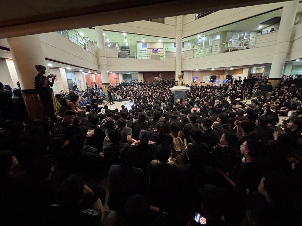 Ratusan mahasiswa UPN “Veteran” Yogyakarta menggeruduk Rektorat UPN ‘Veteran’ Yogyakarta, Rabu (20/5/2026). (IDN Times/Herlambang Jati Kusumo)