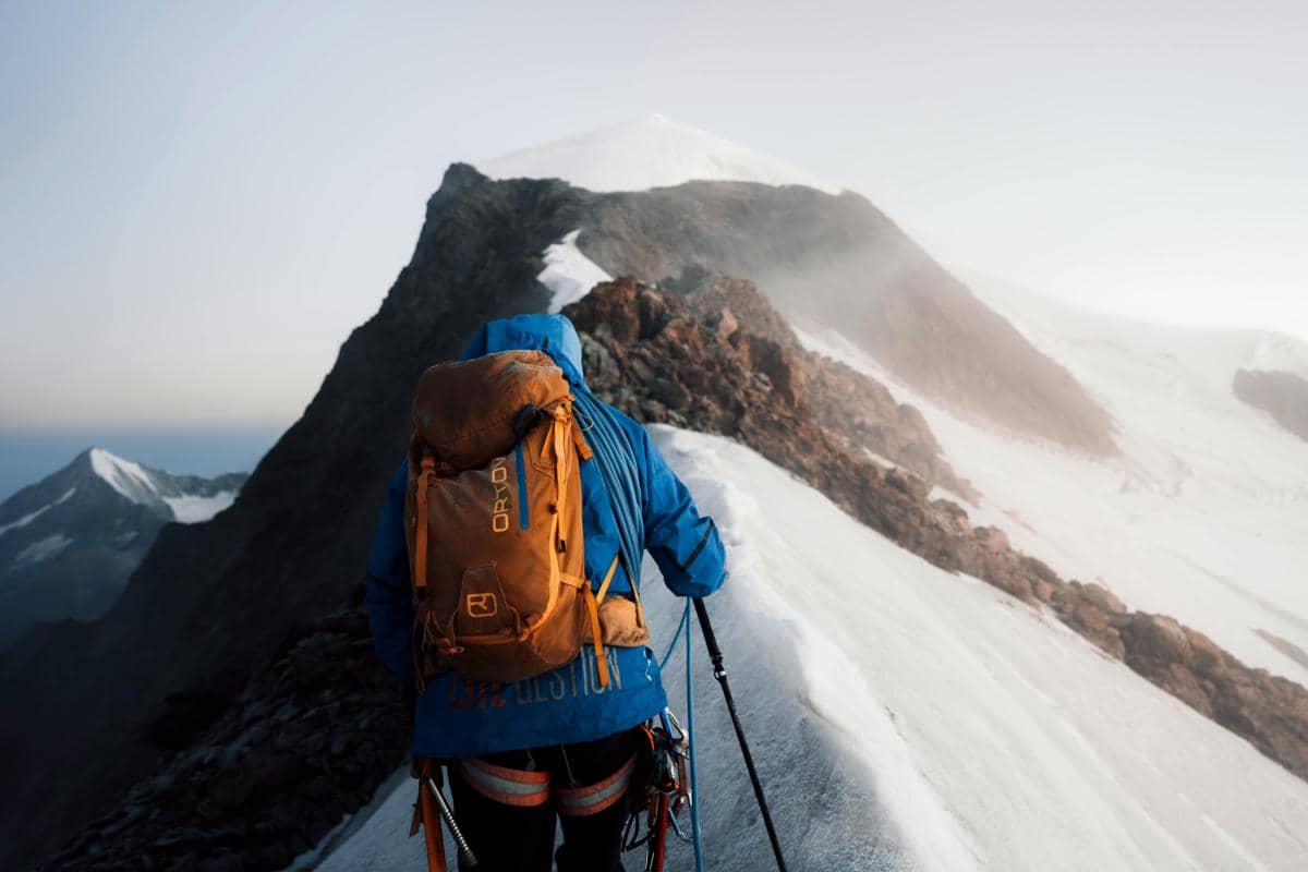 Potret pendaki di puncak gunung