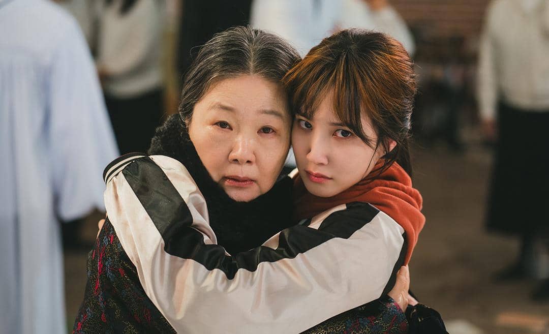 Dua perempuan dari generasi berbeda saling berpelukan dengan ekspresi serius dalam adegan drama The WONDERfools.