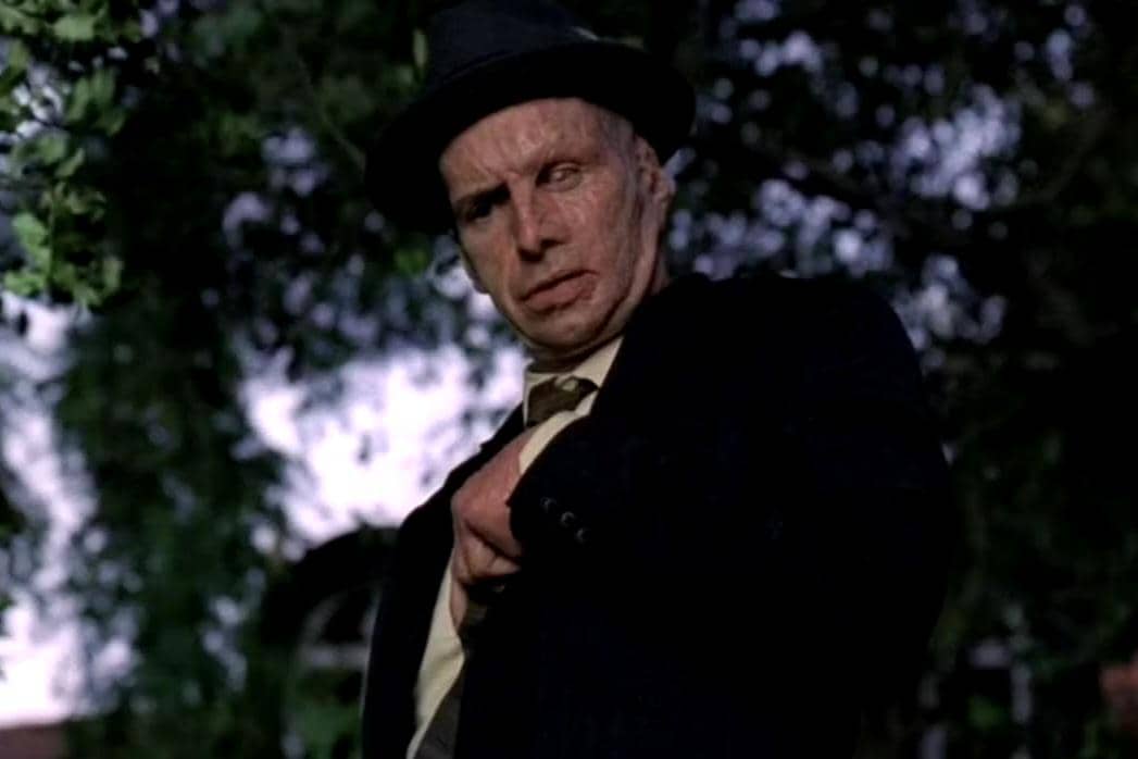 Larry Harvey yang diperankan Denis O'Hare dalam American Horror Story 