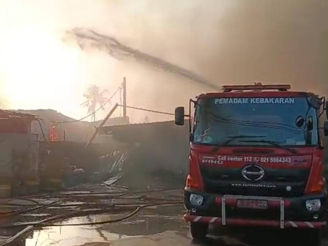 Petugas memadamkan kebakaran pabrik dan gudang di Tangerang