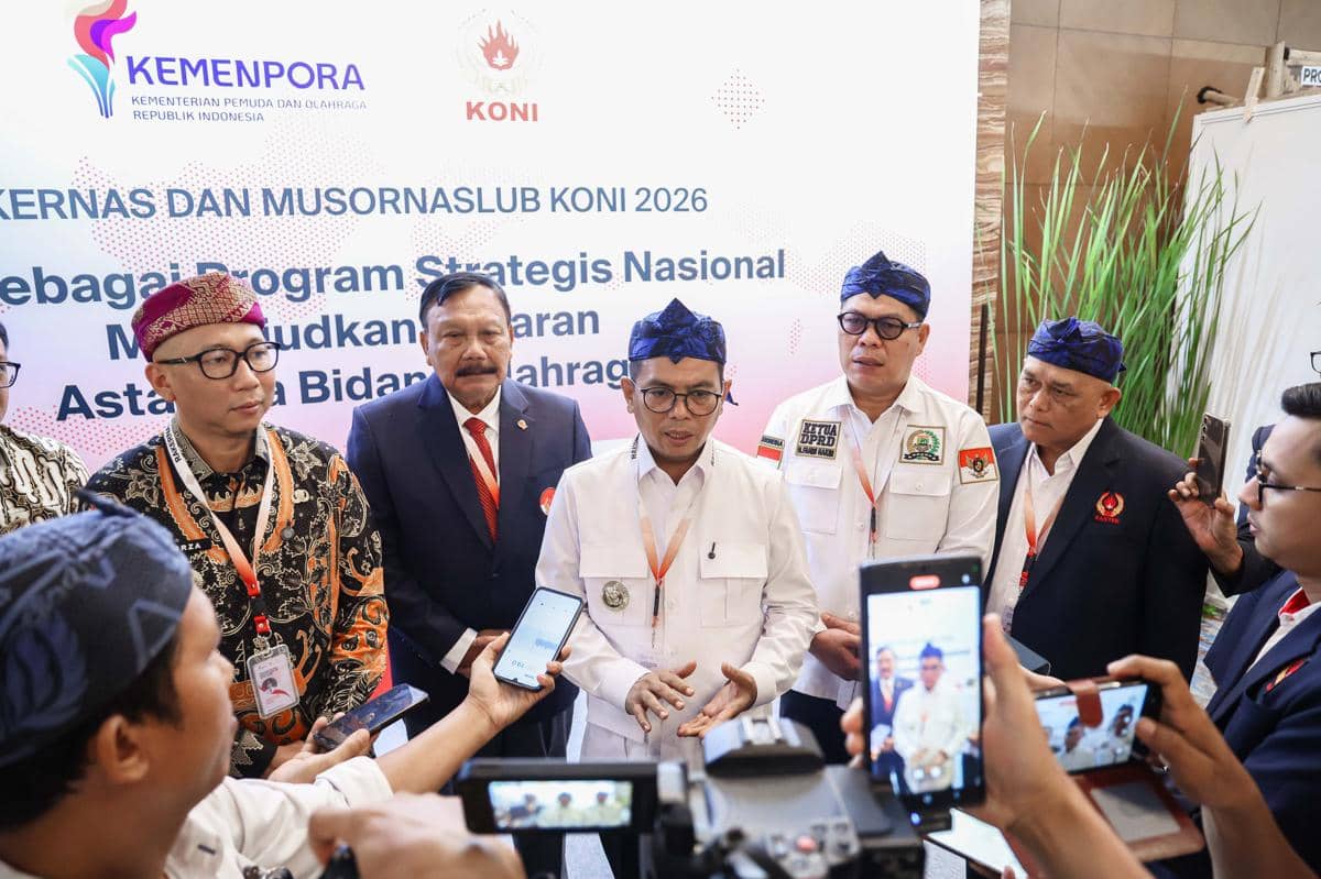 Andra Soni saat menerima SK tuan rumah PON (Dok. Pemprov Banten)