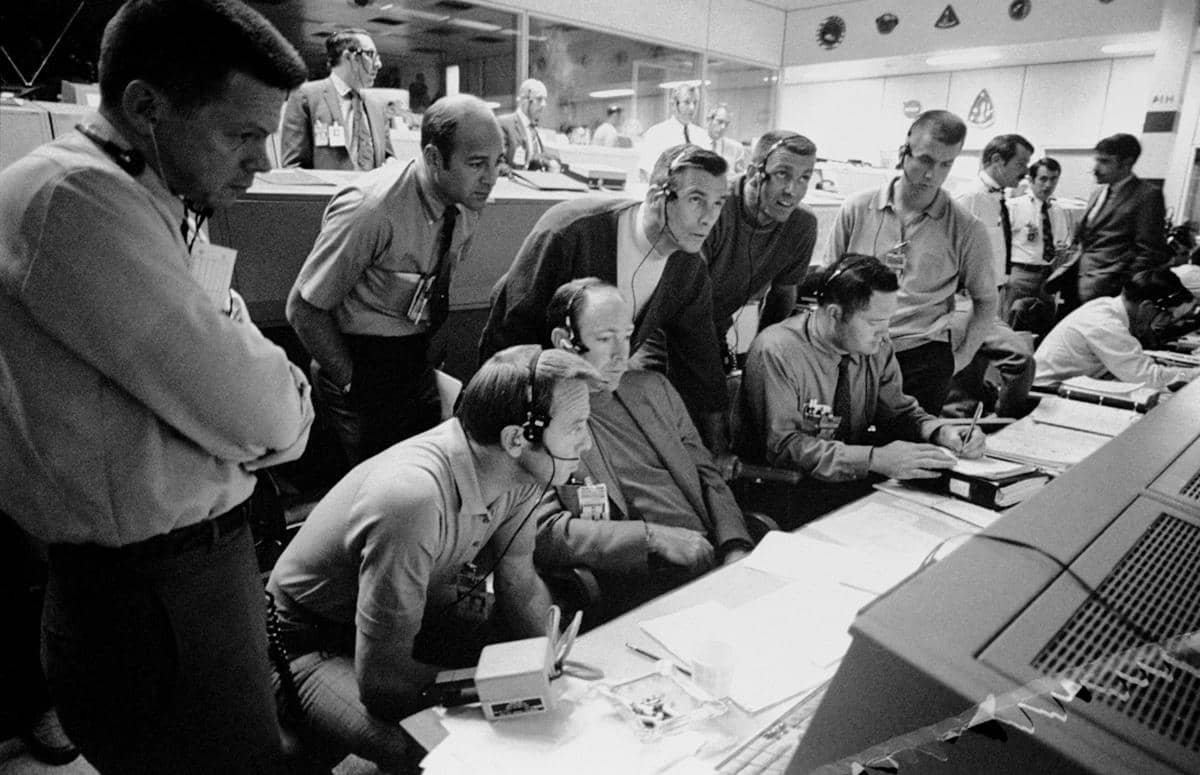 tim Mission Control NASA saat menangani krisis Apollo 13 pada tahun 1970.