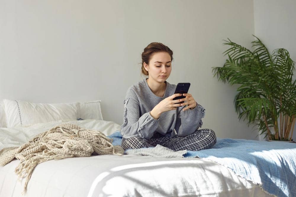 ilustrasi perempuan menggunakan handphone