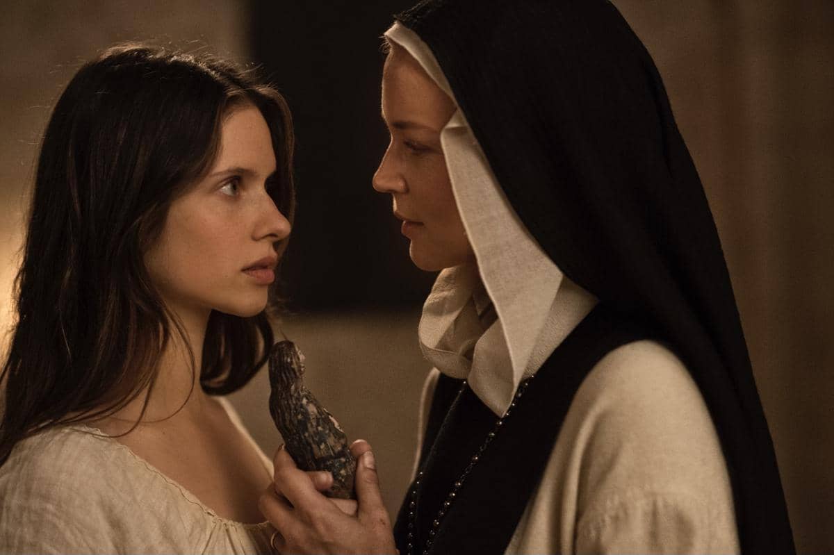 Virginie Efira (kanan) dalam film Benedetta