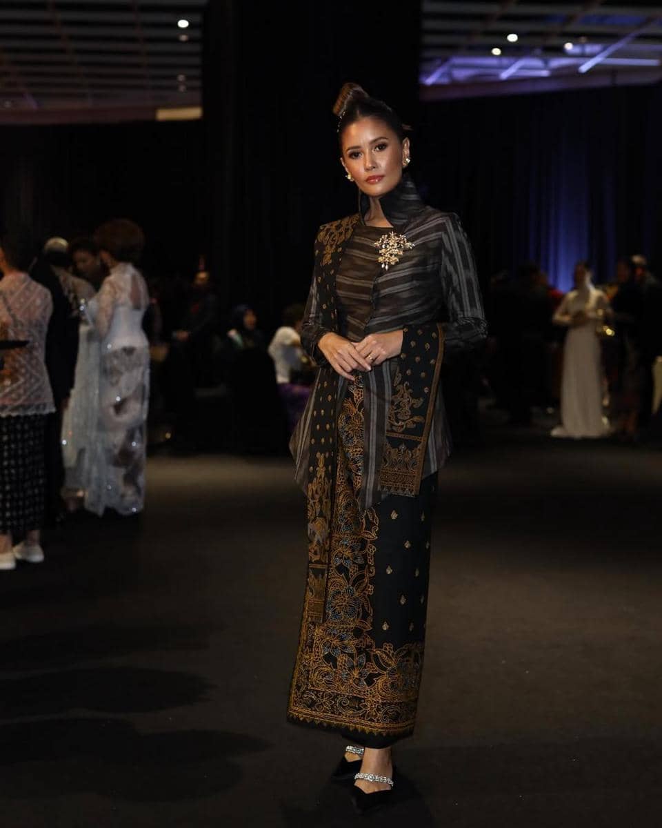 inspirasi kebaya dengan kerah unik 