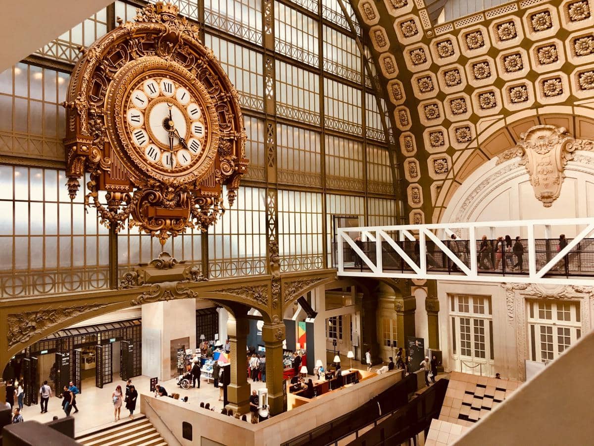 Jam kaca raksasa yang terletak di dalam Musée d'Orsay.