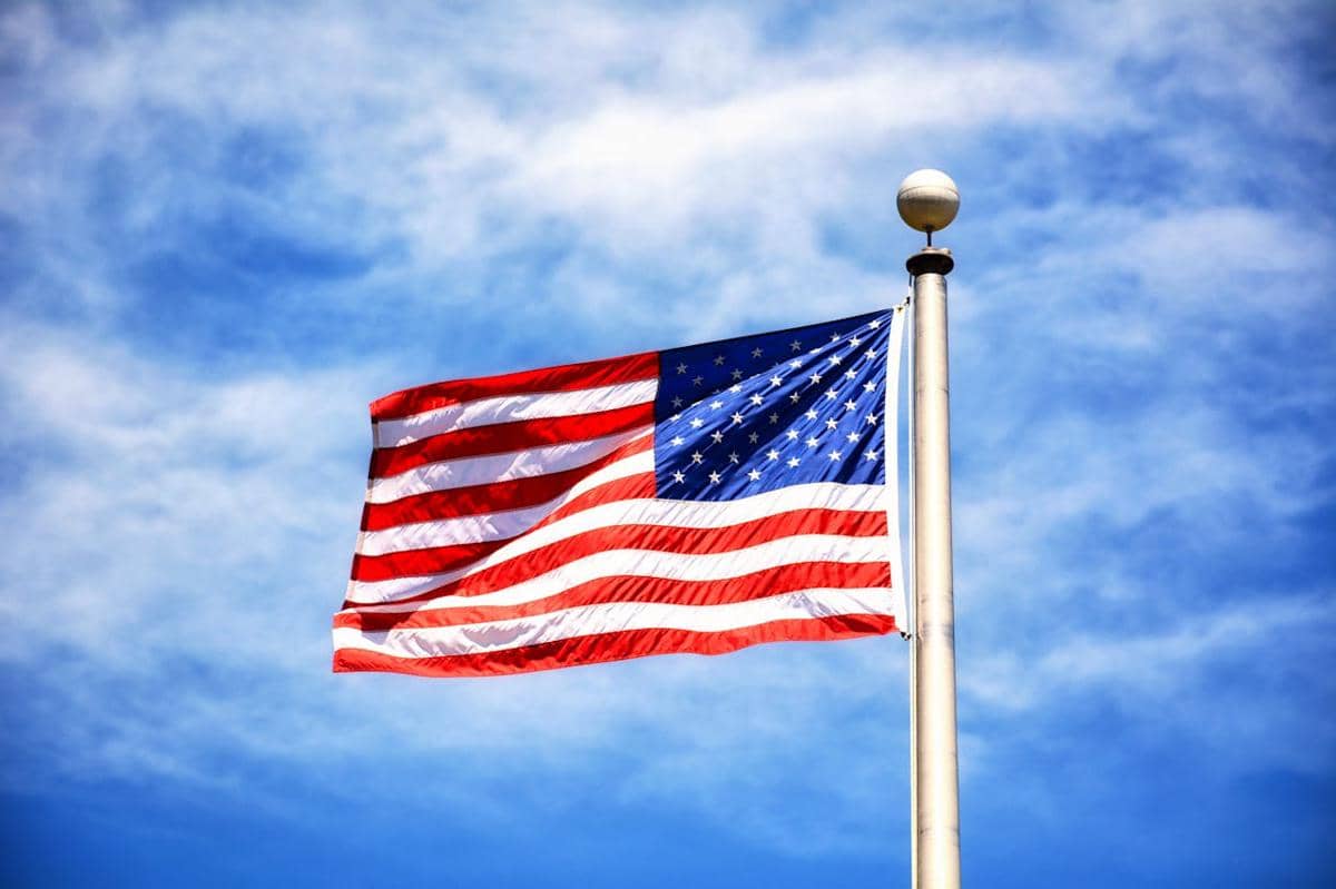 Bendera Amerika Serikat sedang berkibar.