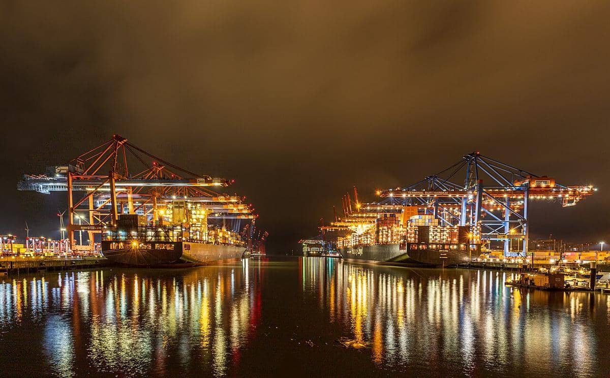 potret suasana malam di terminal kontainer Burchardkai yang terletak di Pelabuhan Hamburg, Jerman