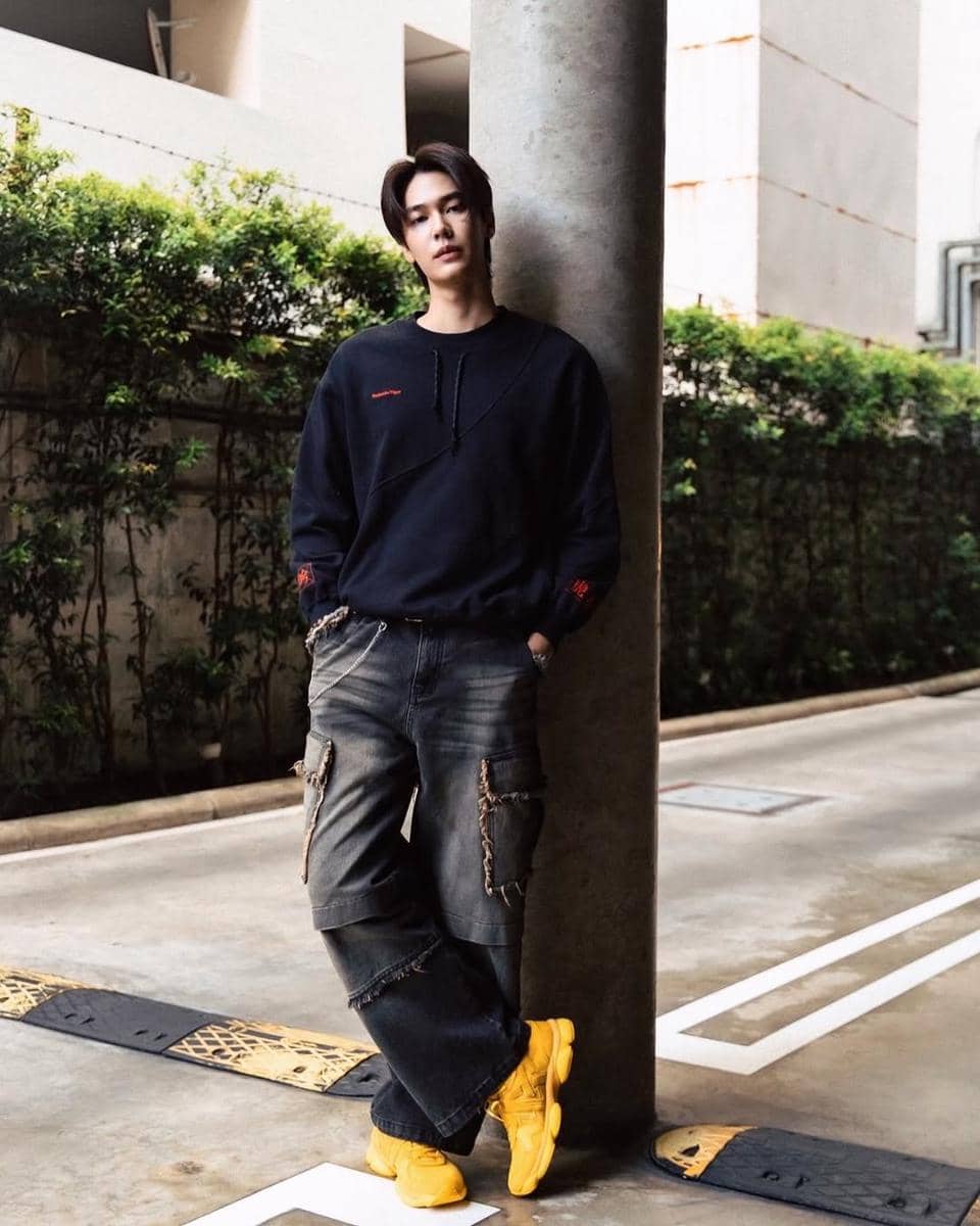OOTD Sporty Sneakers ala Dew Jirawat
