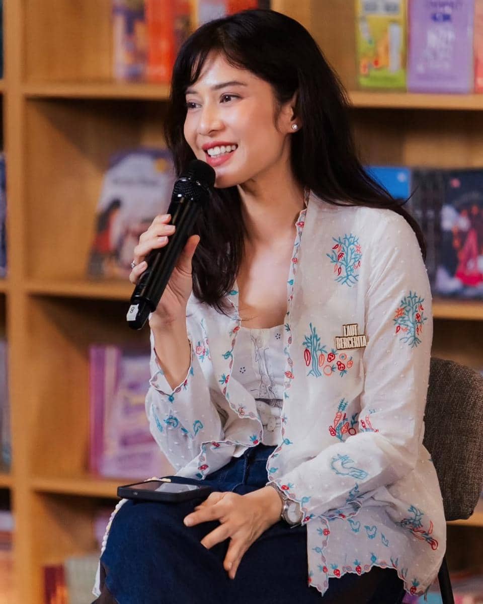 OOTD ke toko buku ala Dian Sastro