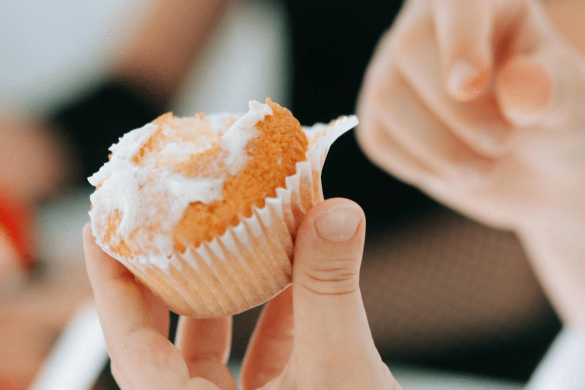 ilustrasi menyantap butterfly cupcake