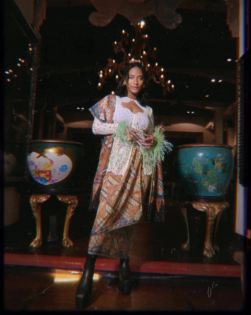 inspirasi kebaya dengan kerah unik 