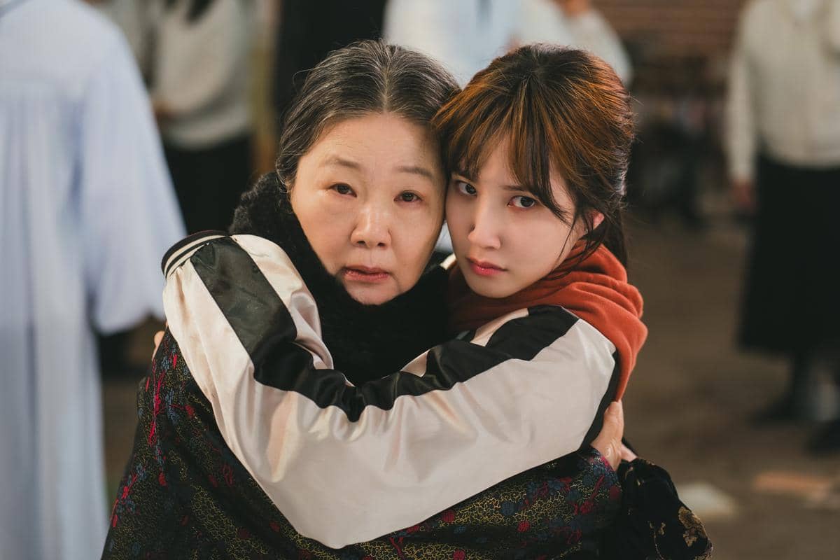 Dua perempuan dari generasi berbeda saling berpelukan dengan ekspresi serius dalam cuplikan drama The WONDERfools.