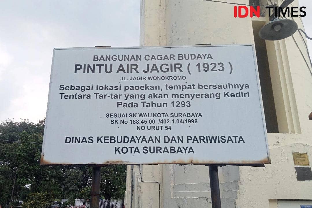 Palang informasi di Pintu Air Jagir Ngagel sebagai bangunan cagar budaya dan lokasi bersauhnya pasukan Mongol pada 1293