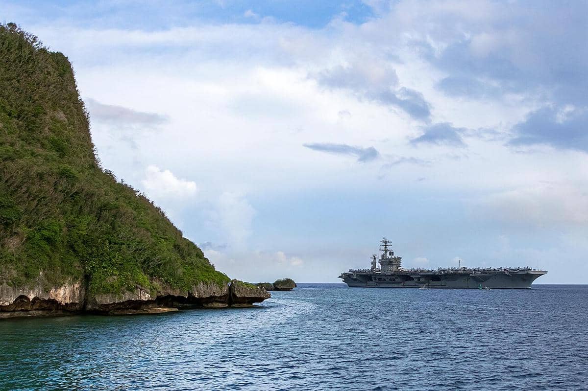 Kapal induk USS Nimitz (CVN-68)