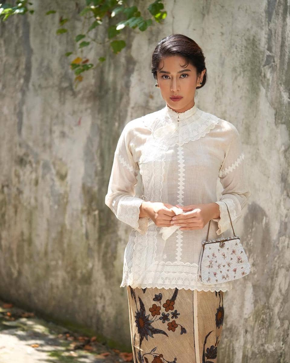 inspirasi kebaya dengan kerah unik 