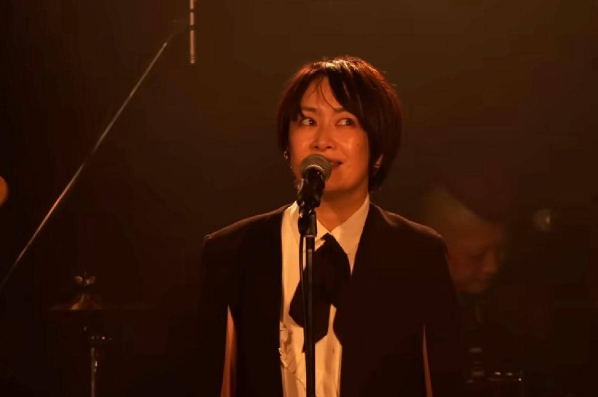 Maki Otsuki menyanyikan tembang "Memories"