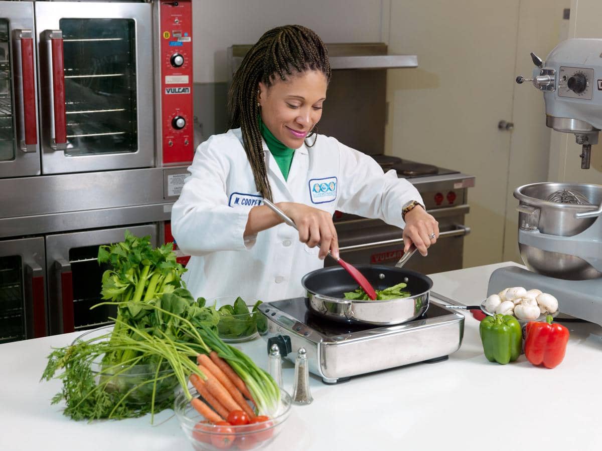 Space Food Systems Laboratory bertugas mengembangkan makanan untuk para astronaut NASA.