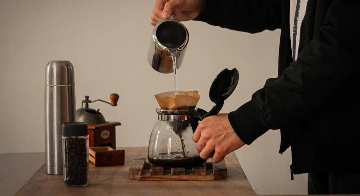 menyeduh kopi dengan mesin
