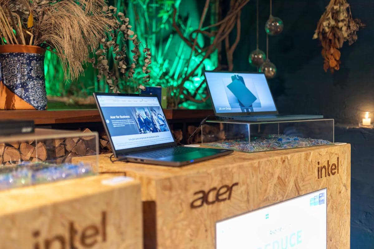 ilustrasi laptop di sebuah acara teknologi kontemporer