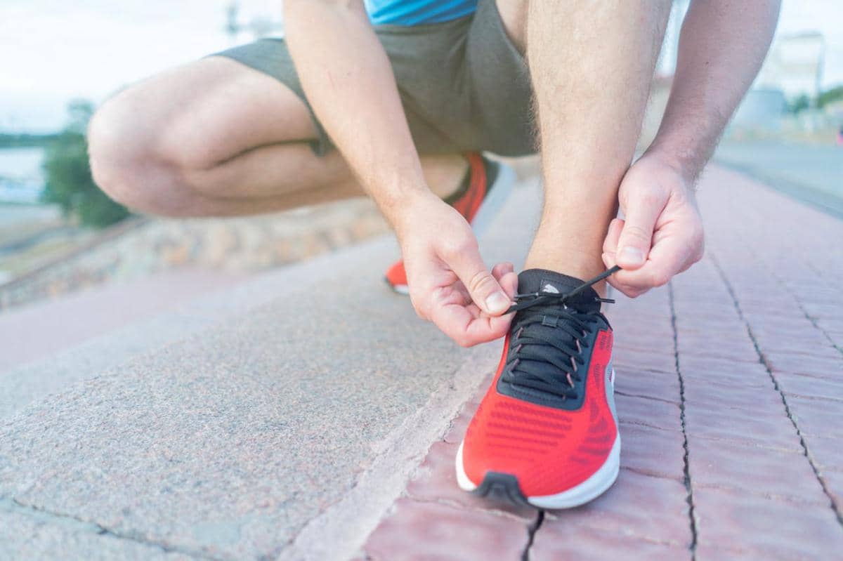 5 Tanda Sepatu Running Sudah Aus dan Berbahaya Dipakai Lari