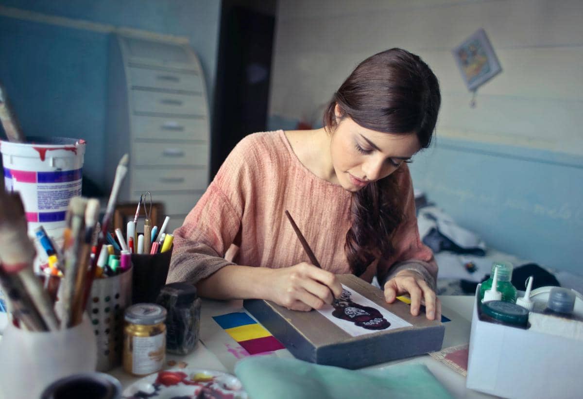 Seorang perempuan sedang melukis