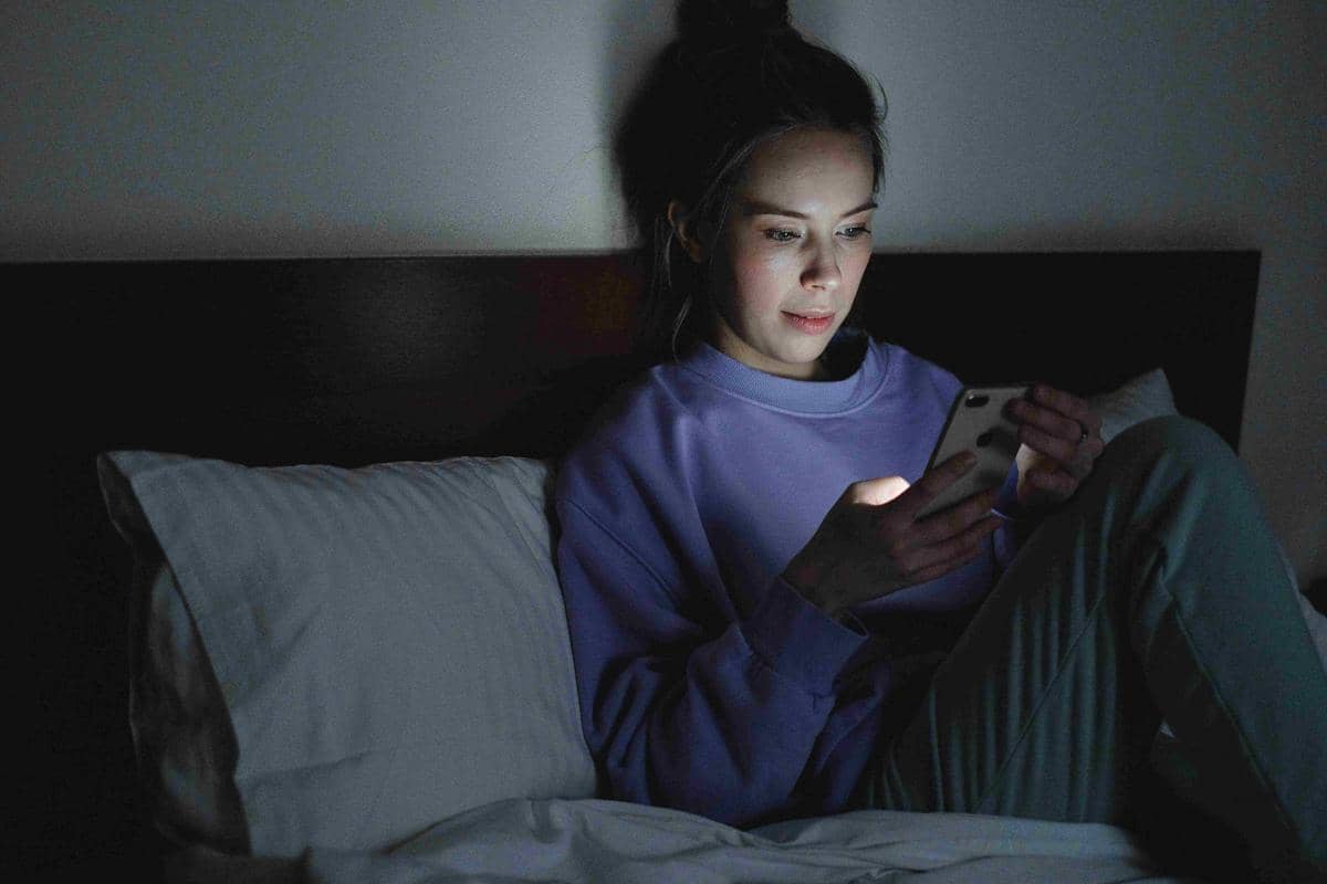 5 Kebiasaan yang Bisa Bikin Kamu Susah Tidur Cepat