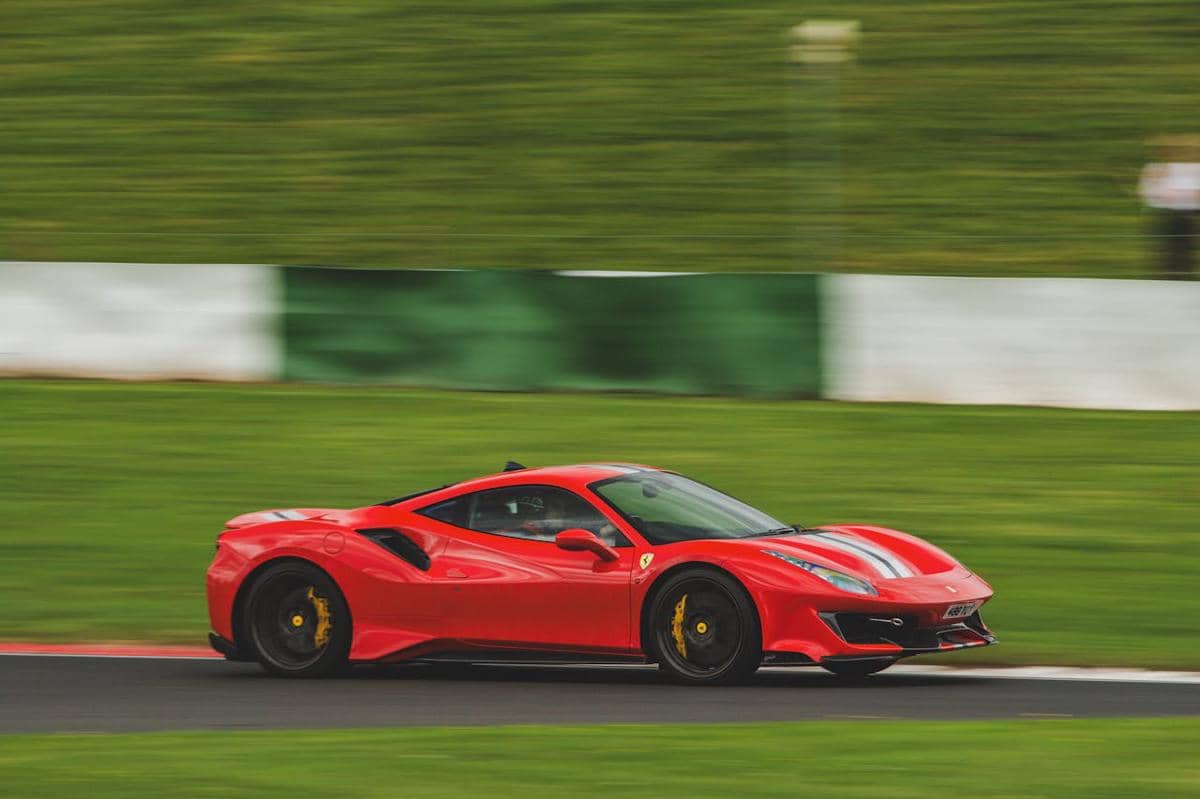 ilustrasi mobil sport di jalan
