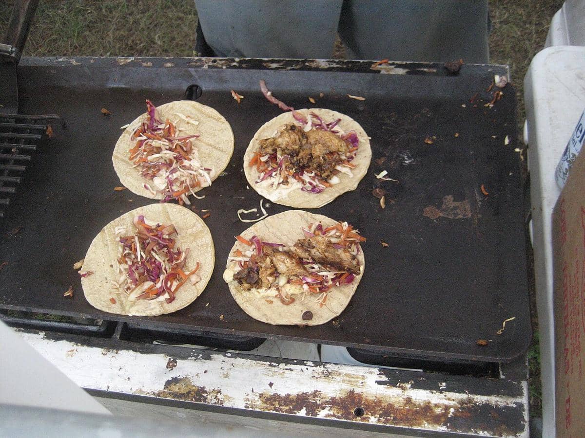 ilustrasi membuat birria tacos
