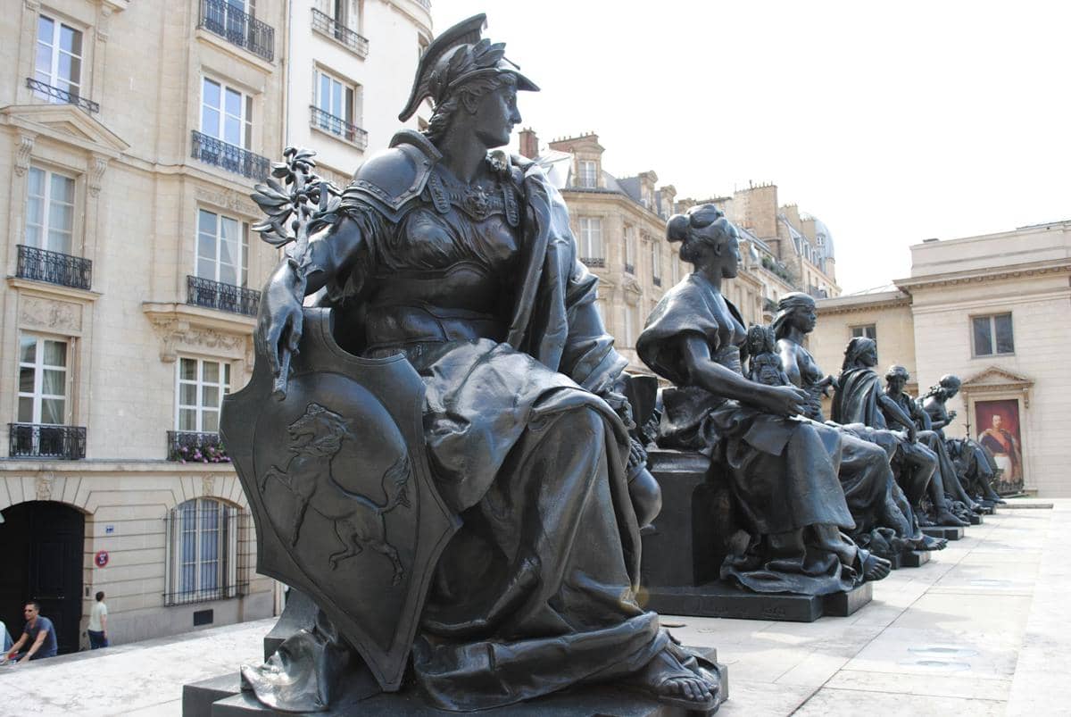 Patung Les Six Continents (Enam Benua), yang terletak di pelataran di luar Musée d'Orsay. Dipahat oleh seniman berbeda, masing-masing mewakili sebuah benua: Eropa, Asia, Afrika, Amerika Utara, Amerika Selatan, dan Oseania.