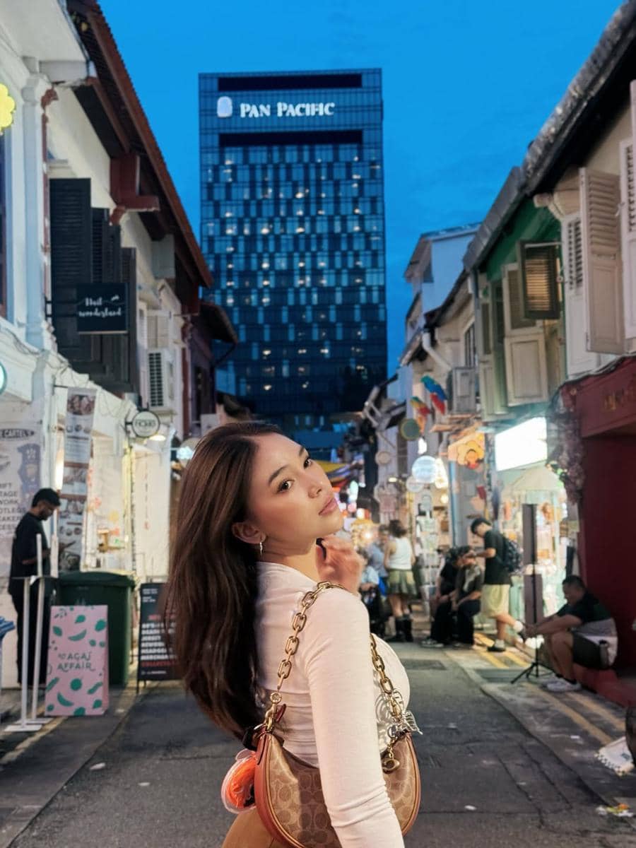 Anneth Delliecia liburan bareng sahabat di Singapura