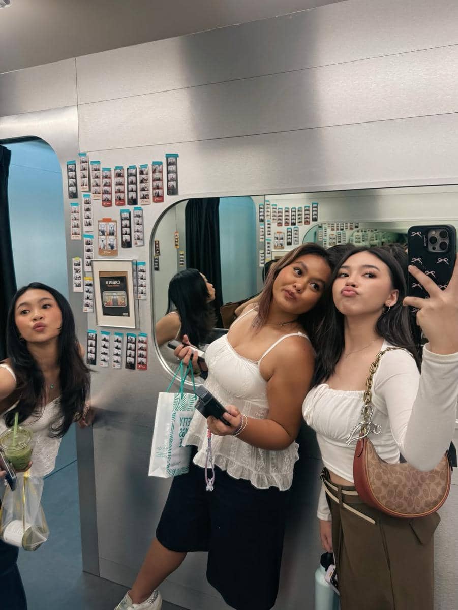 Anneth Delliecia liburan bareng sahabat di Singapura