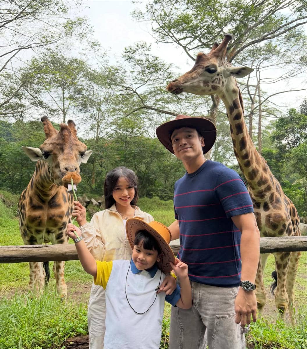 Fadly Faisal ajak keponakan liburan ke taman safari