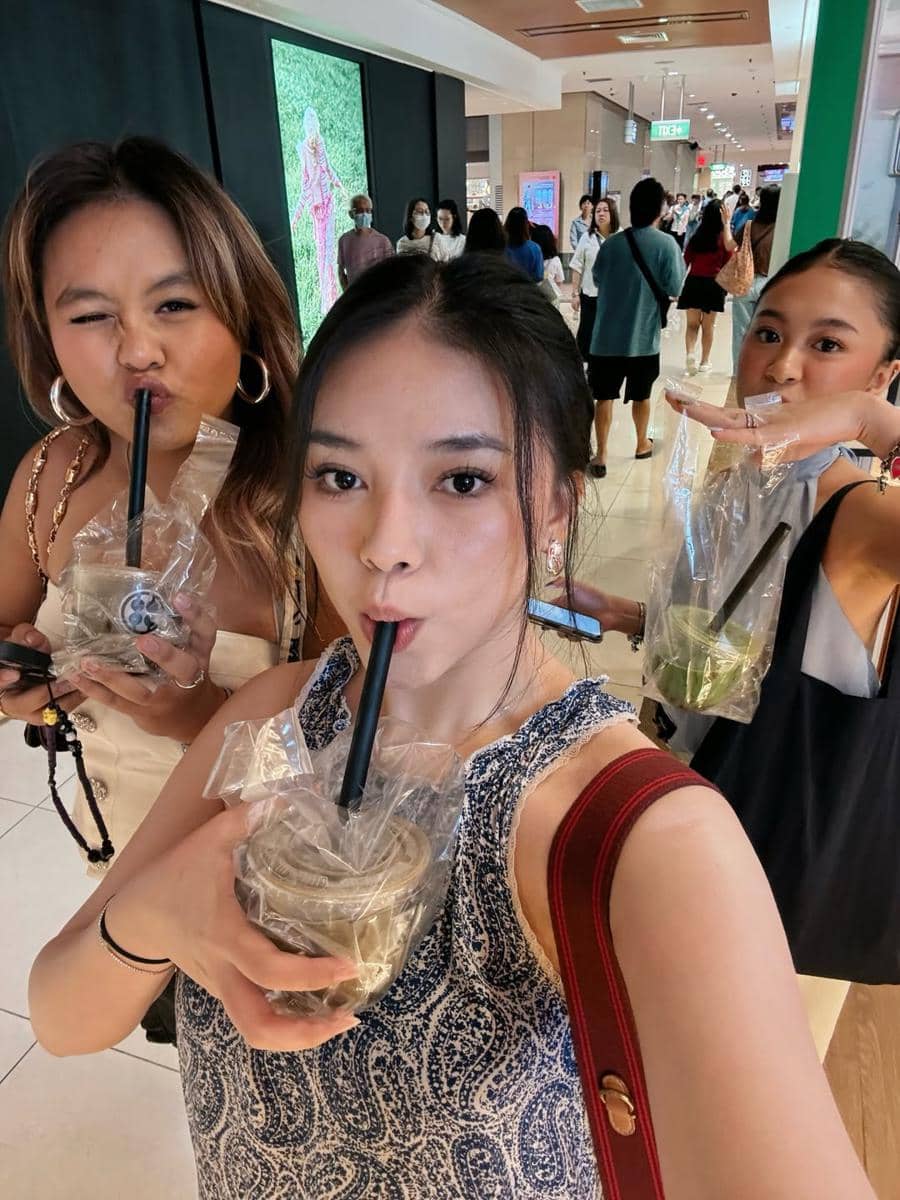 Anneth Delliecia liburan bareng sahabat di Singapura