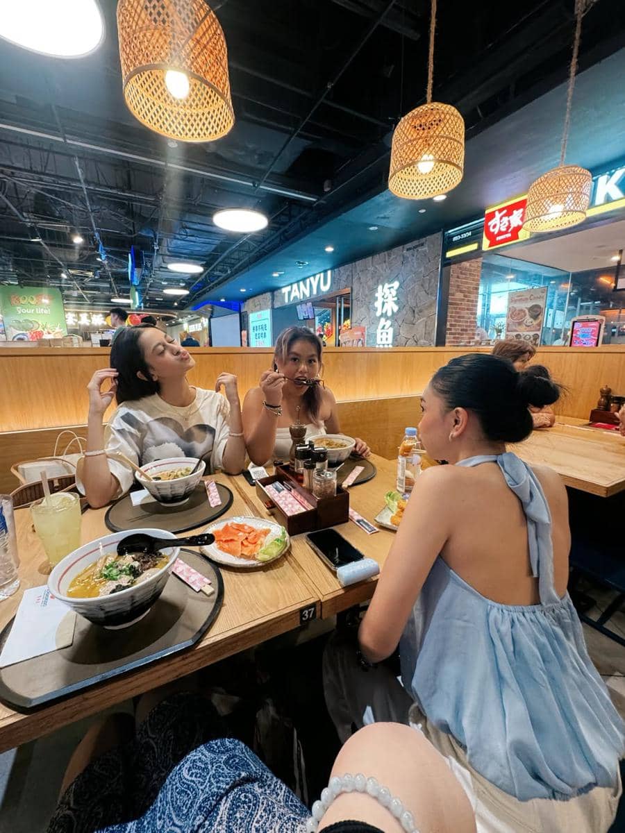 Anneth Delliecia liburan bareng sahabat di Singapura